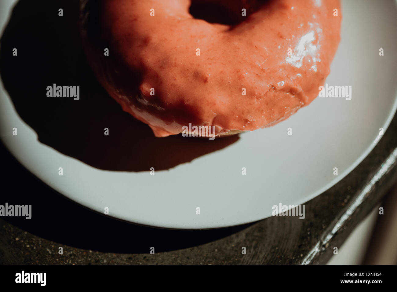 Helado de donut hole en cafe contador, recortado cerca, vista superior Foto de stock