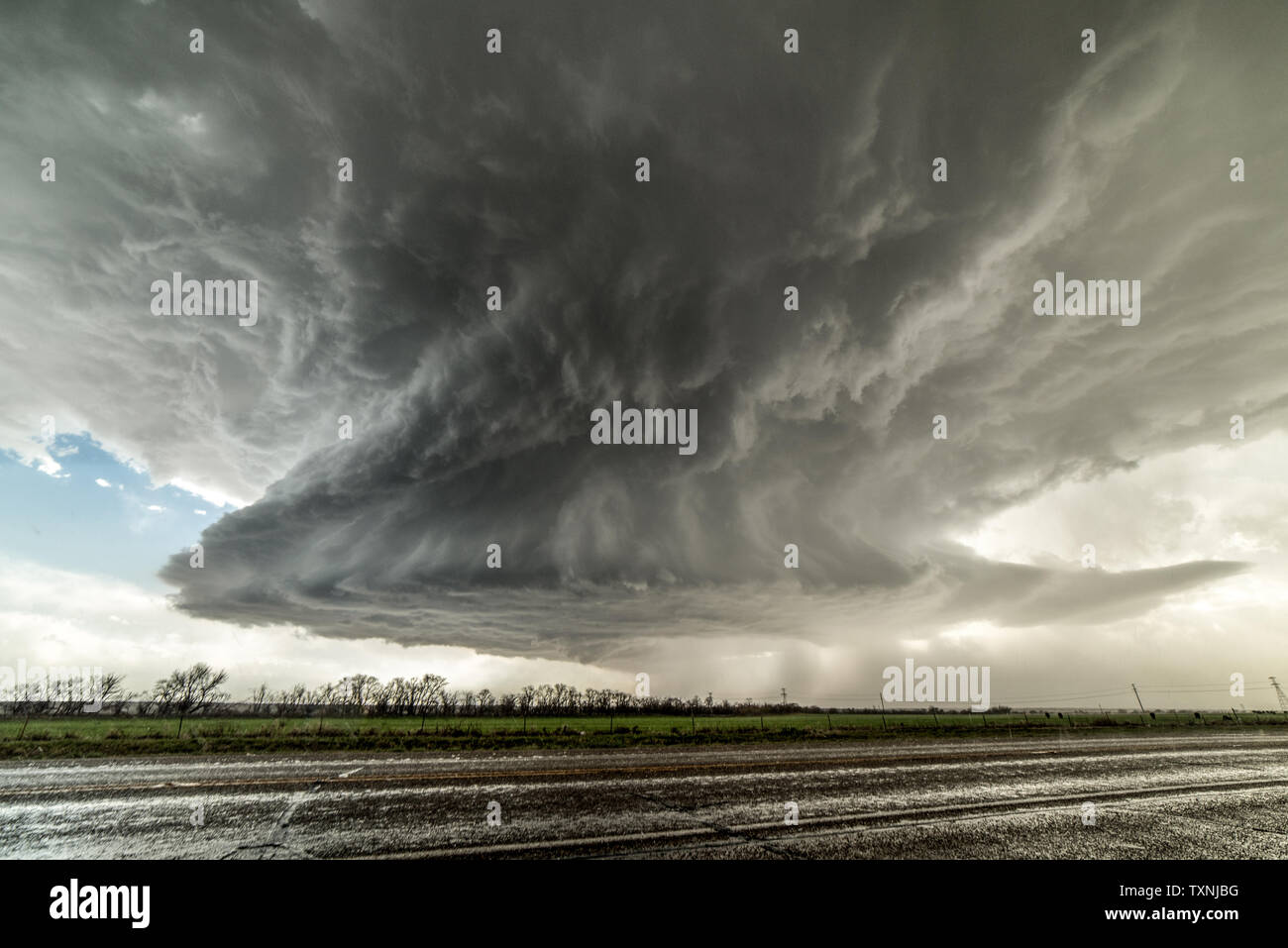 Paisaje con supercell masiva en la Eastern Panhandle de Texas, EE.UU.. Tamaño del béisbol masivo cayó con esta tormenta de granizo Foto de stock