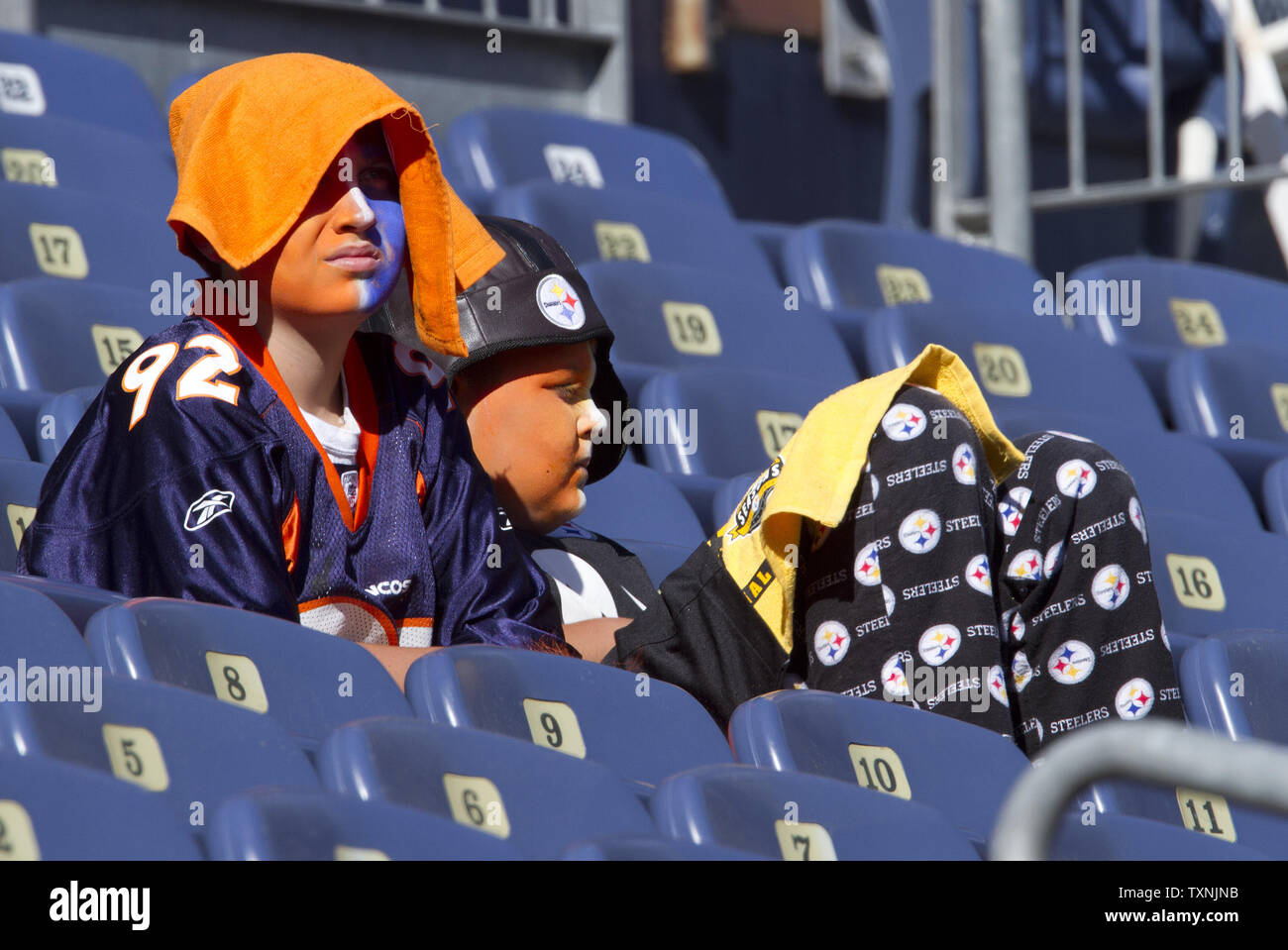 Dos jóvenes fans de desgaste y Pittsburgh Steelers Broncos de Denver  Broncos pero ambos tienen ropa cara pintada en el campo de Sports Authority  en Mile High en Denver el 9 de