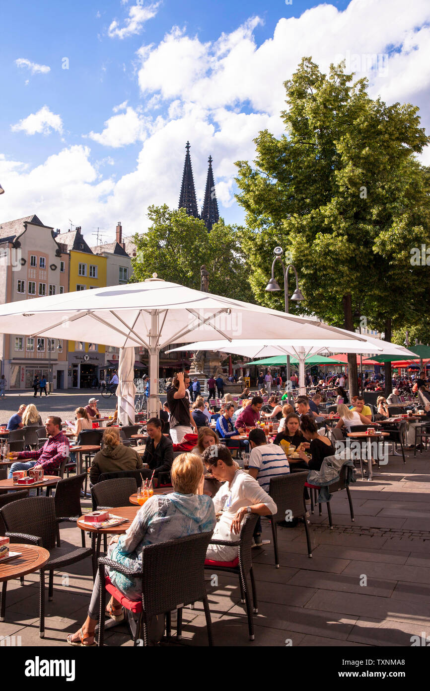 El mercado viejo en la parte vieja de la ciudad, cafés con terraza, vistas a la catedral de Colonia, Alemania. Alter Markt in der Altstadt, Strassencafes, Blic Foto de stock