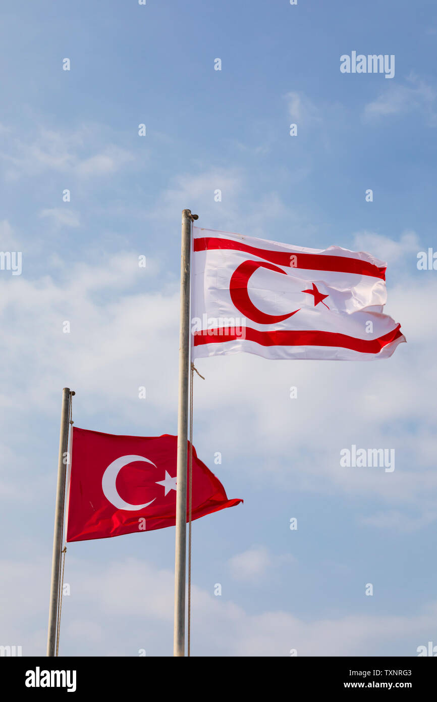 Banderas chipriotas turcos y volar sobre el castillo de Kyrenia, Girne, República turca del norte de Chipre. Foto de stock