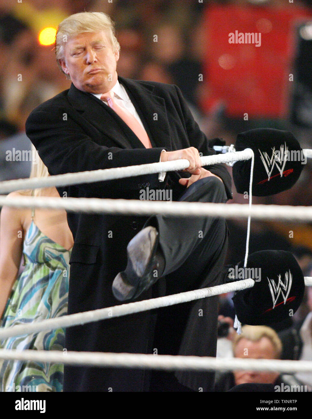 Donald Trump Entra En El Ring Antes Del Inicio De La Batalla De Los Multimillonarios Coincidencia Durante Wrestlemania 23 En El Campo De Ford En Detroit El 1 De Abril De 07