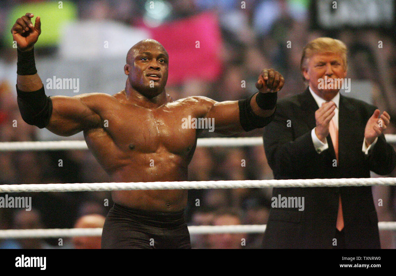Wwe Luchador Bobby Lashley Y Donald Trump Celebrar Su Batalla De Los Multimillonarios Victoria Contra Wwe Luchador Presidente Vince Mcmahon Y Umaga En Wrestlemania 23 En El Campo De Ford En Detroit