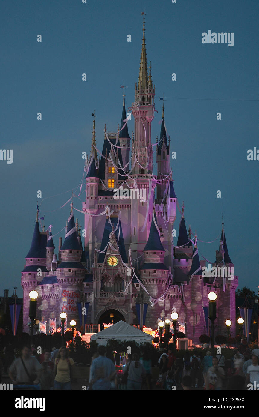 El Castillo de Cenicienta en Disney's Magic Kingdom está bañado de luz como  cae la noche en Nov 16, 2004 cerca de Orlando, Florida. El castillo,  todavía envueltos con papel higiénico que