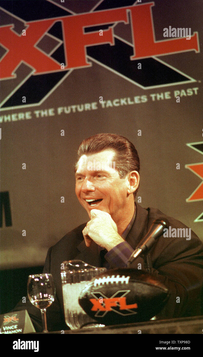 NYP2000020307 - 03 de febrero de 2000 - Nueva York, Nueva York, EE.UU.: Vince McMahon, Presidente de la World Wrestling Federation anuncia, el 3 de febrero, la formación de la XFL, una nueva liga de fútbol programada para comenzar en febrero de 2001. rg/EP/Ezio Petersen UPI Foto de stock