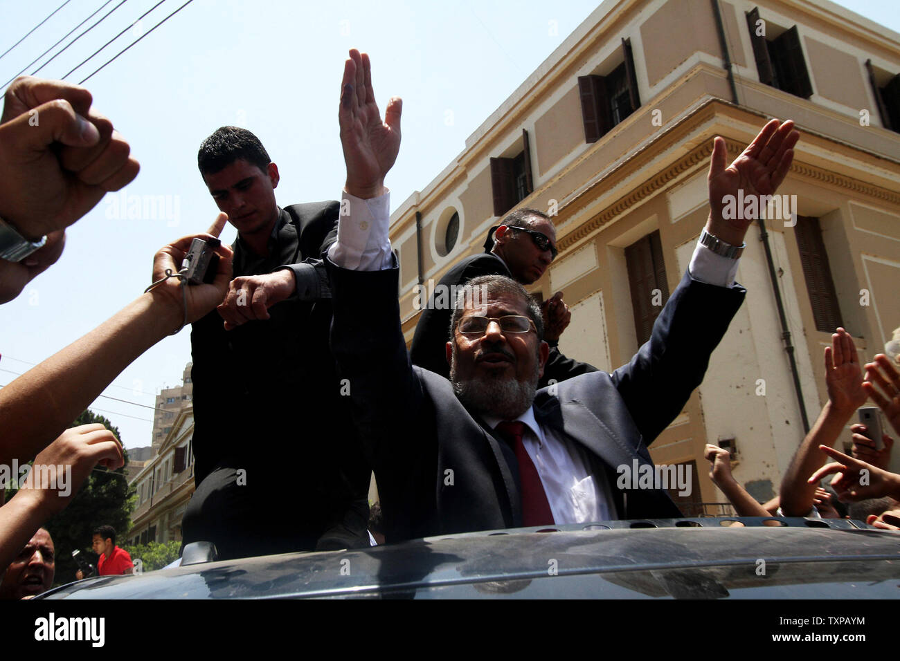 El candidato presidencial de la Hermandad Musulmana, Mohamed Morsy, olas tras emitir su voto en una mesa electoral en un colegio de Al-Sharqya, a 60 km (37 millas) al noreste de El Cairo en Egipto, 16 de junio de 2012. Egipto la primera elección presidencial libre concluye este fin de semana en una segunda vuelta entre los candidatos de la Hermandad Musulmana, Mohamed Morsy y Ahmed Shafik, último primer ministro del derrocado líder egipcio Hosni Mubarak. UPI/Ahmed Jomaa Foto de stock