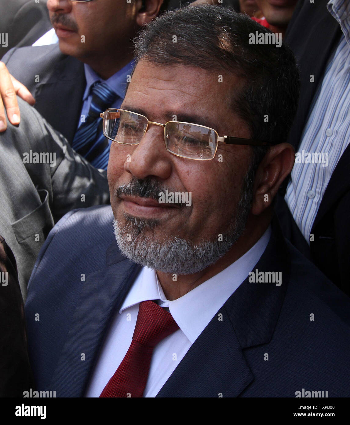 El candidato presidencial Mohamed Morsy de la Hermandad Musulmana llega a depositar su voto en una mesa electoral en un colegio de Al-Sharqya, a 60 km (37 millas) al noreste de El Cairo en Egipto, 16 de junio de 2012. Egipto la primera elección presidencial libre concluye este fin de semana en una segunda vuelta entre los candidatos de la Hermandad Musulmana, Mohamed Morsy y Ahmed Shafik, último primer ministro del derrocado líder egipcio Hosni Mubarak. UPI/Ahmed Jomaa Foto de stock