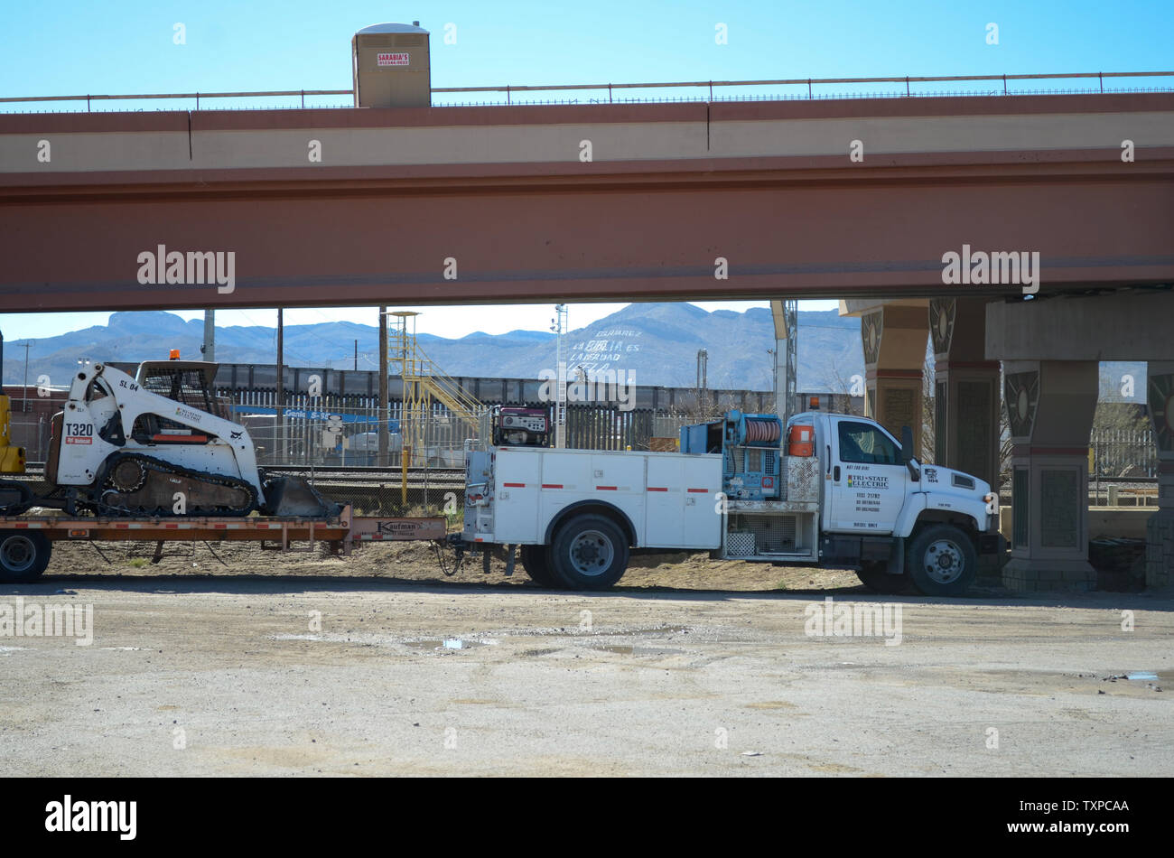 El Parque De Vehiculos De Construccion Cerca De La Construccion De