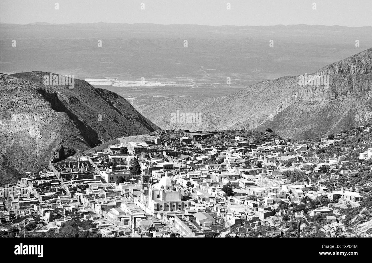 REAL DE CATORCE, SLP/México - Nov 18, 2002: Vista de Real de Catorce la ciudad desde la cima de una montaña cercana. Foto de stock