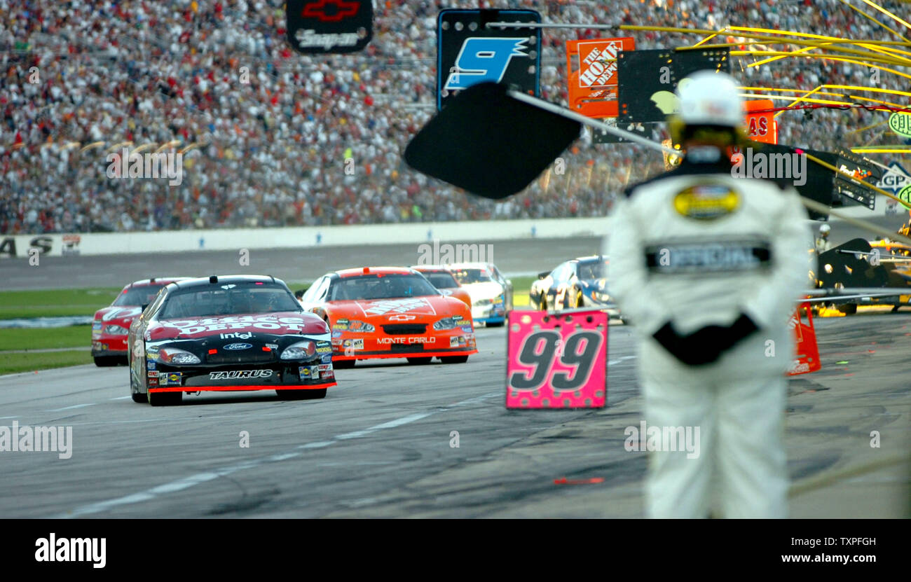 Carl Edwards, en el #99, Office Depot Ford, hace su camino hacia la hilera  durante el hoyo en la sesión inaugural de la Dickies 500 carrera de NASCAR  6 de noviembre de