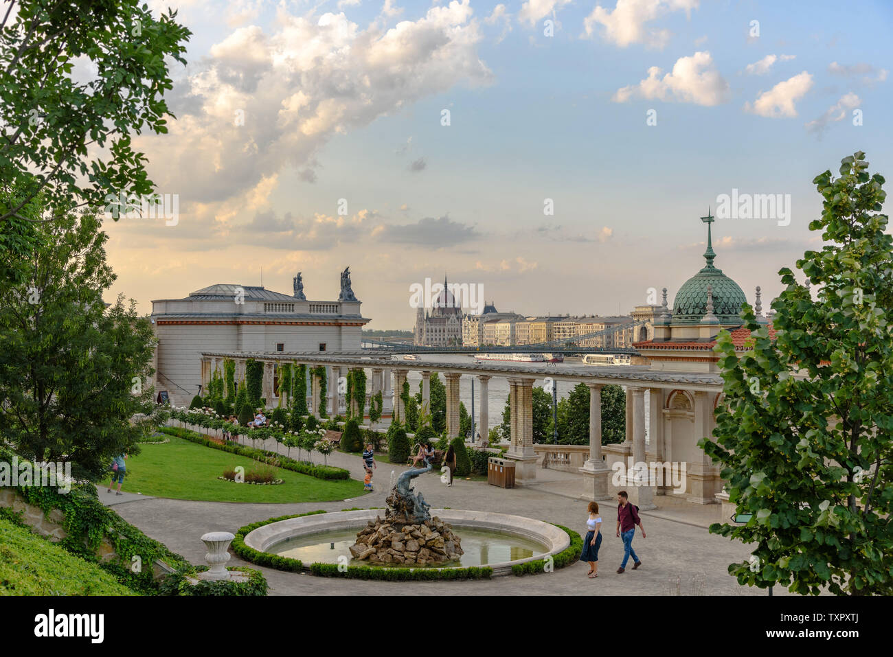 El parque en el jardín del castillo Bazar con vistas al edificio del Parlamento húngaro Foto de stock
