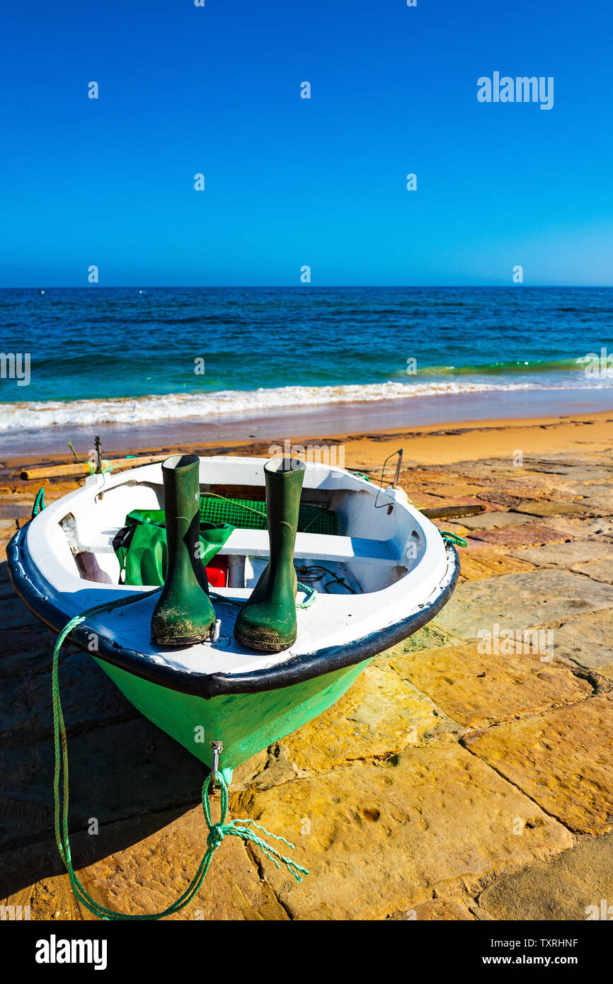 Botas verdes barco verde fotografías e imágenes de alta resolución