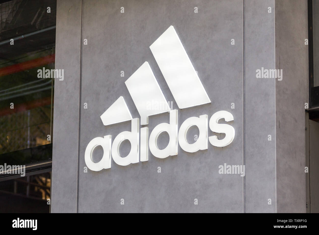 uvas pastel Helecho Nueva York, Estados Unidos - 16 de mayo de 2019: el logotipo de adidas en  una tienda en Manhattan, Nueva York Fotografía de stock - Alamy