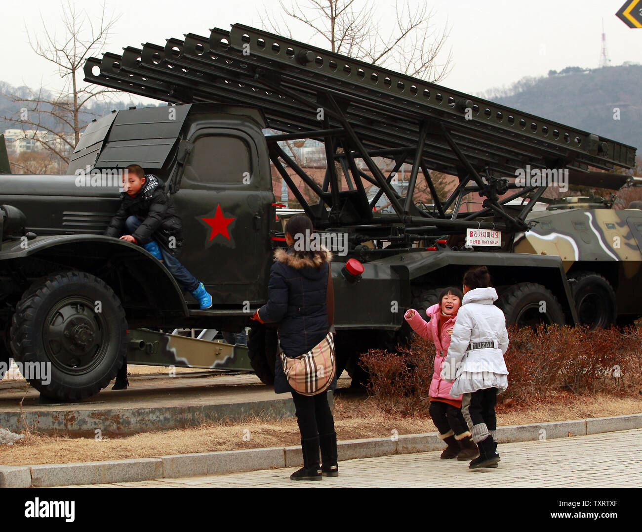 Un niño juega coreano en un BM-13 132mm lanzador de cohetes Katyusha en exhibición en el Monumento a los caídos en la guerra de Corea en Seúl el 28 de enero de 2013. Corea del Norte dijo la semana pasada que planea llevar a cabo un nuevo ensayo nuclear y más lanzamientos de cohetes de largo alcance, que se dice son parte de una nueva fase de enfrentamiento con los Estados Unidos. Corea del Norte también advirtió de la posibilidad de "fuertes medidas contra-física" contra Corea del Sur si admite el endurecimiento de las sanciones de la ONU. UPI/Stephen afeitadora Foto de stock