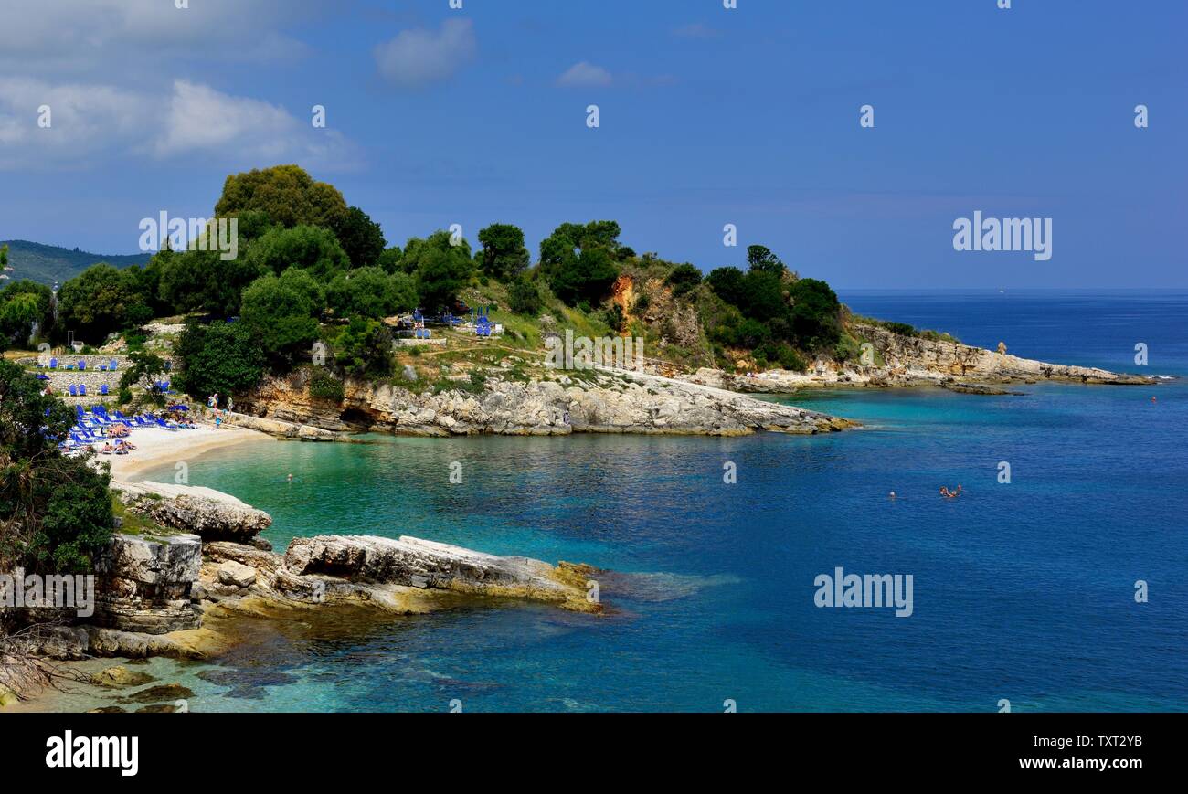 Pintoresca playa Bataria,Kassiopi,Kassopaia,Las Islas Jónicas, Corfú, Grecia Foto de stock