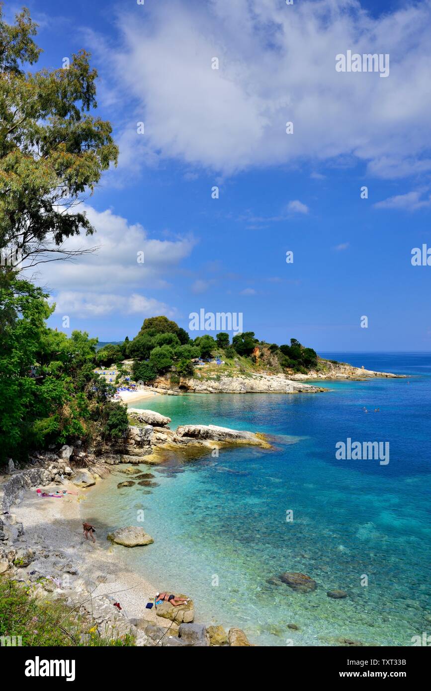 Pintoresca playa Bataria,Kassiopi,Kassopaia,Las Islas Jónicas, Corfú, Grecia Foto de stock