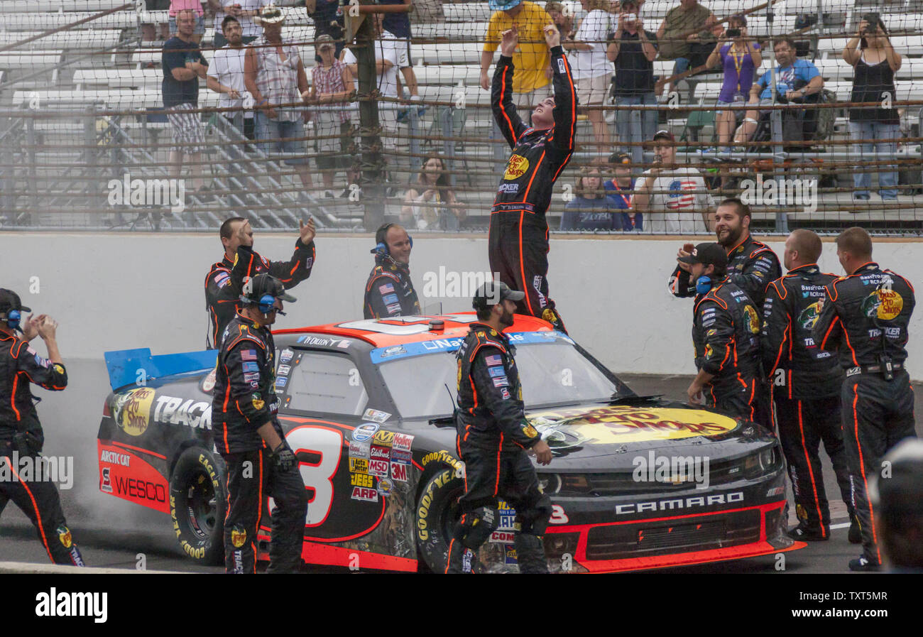 Ty Dillon celebra con la tripulación tras ganar la NASCAR Nationwide Lilly Diabetes 250 en Indianapolis Motor Speedway en Indianápolis, el 26 de julio de 2014. UPI /Ed Locke Foto de stock