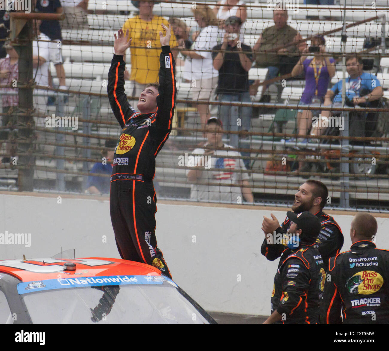 Ty Dillon celebra con la tripulación tras ganar la NASCAR Nationwide Lilly Diabetes 250 en Indianapolis Motor Speedway en Indianápolis, el 26 de julio de 2014. UPI /Ed Locke Foto de stock