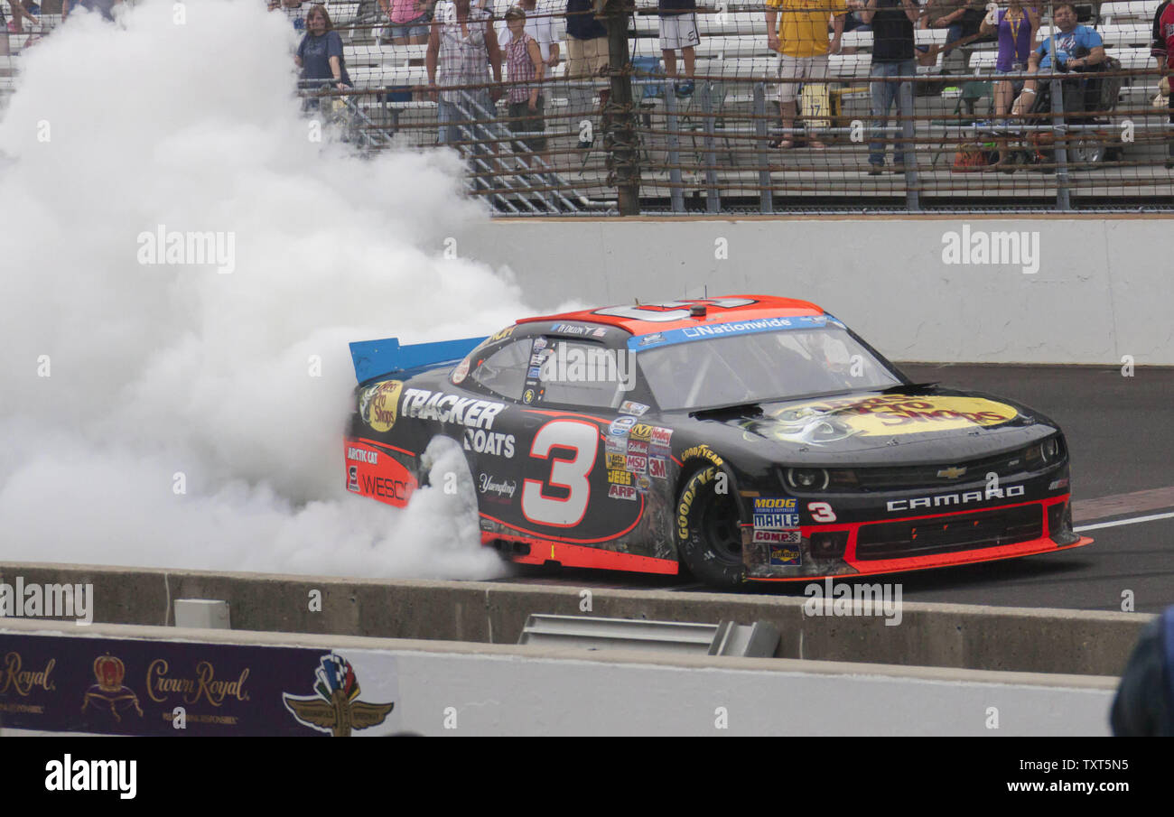 Ty Dillon hace un burnout tras ganar la NASCAR Nationwide Lilly Diabetes 250 en Indianapolis Motor Speedway en Indianápolis, el 26 de julio de 2014. UPI /Ed Locke Foto de stock