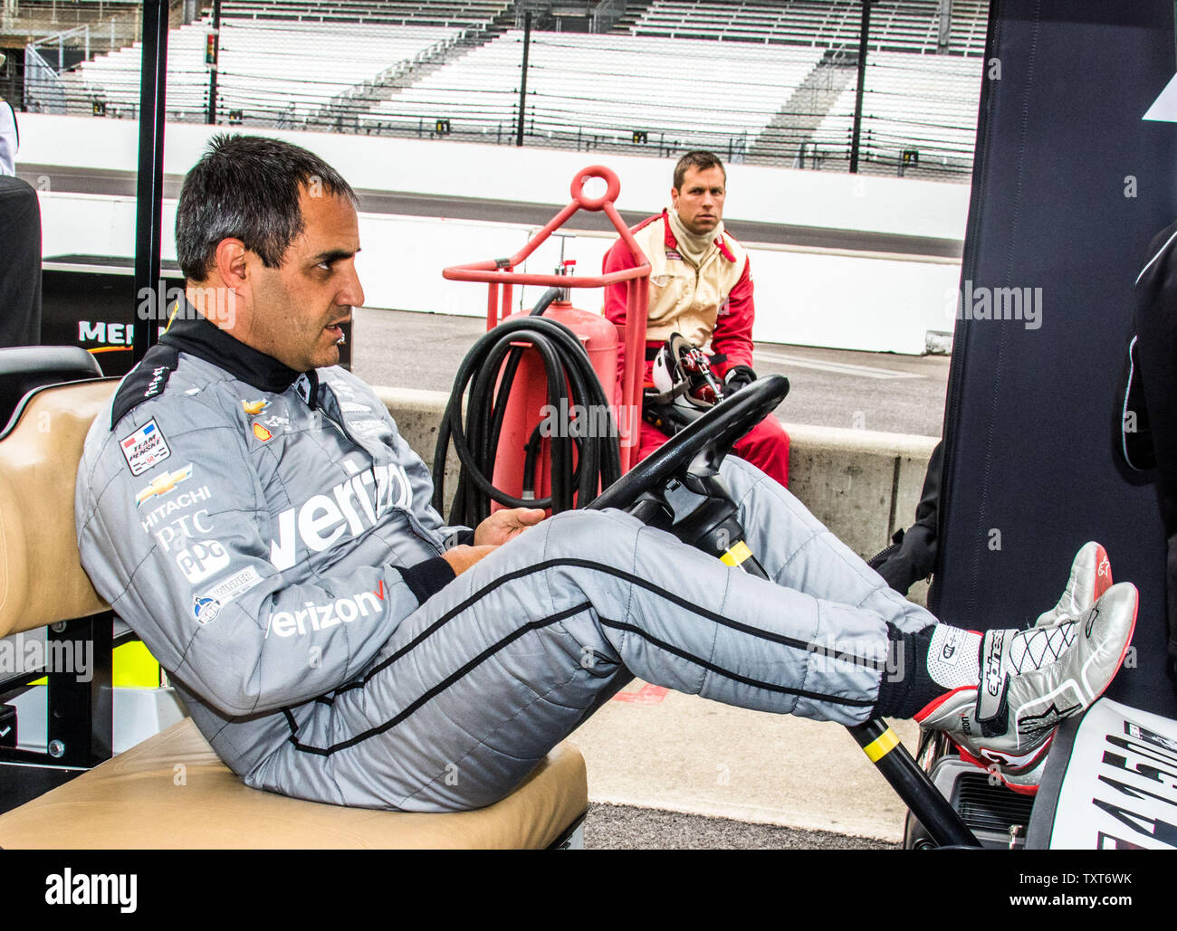Dos veces ganador de Indy 500 Juan Pablo Montoya se relaja durante un  período de precaución en el día de apertura práctica para el 100  funcionamiento de la Indianapolis 500 en el