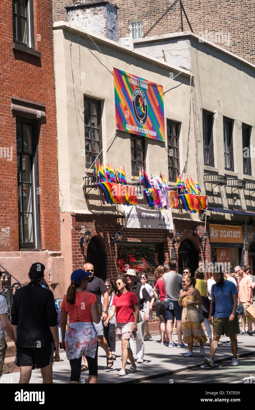 El Stonewall Inn está situado en el Greenwich Village, Nueva York, EE.UU. Foto de stock