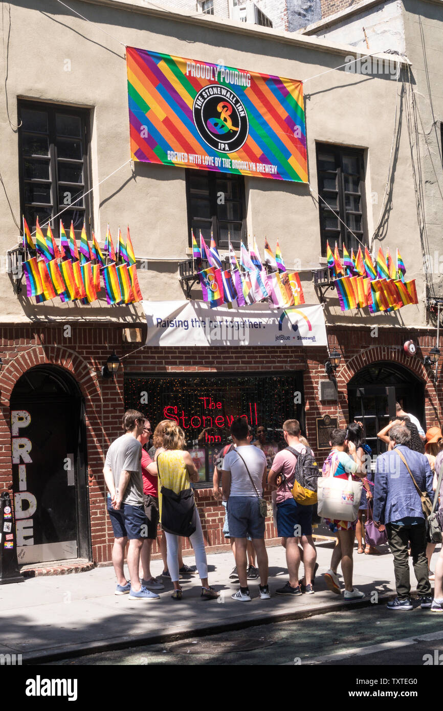El Stonewall Inn está situado en el Greenwich Village, Nueva York, EE.UU. Foto de stock