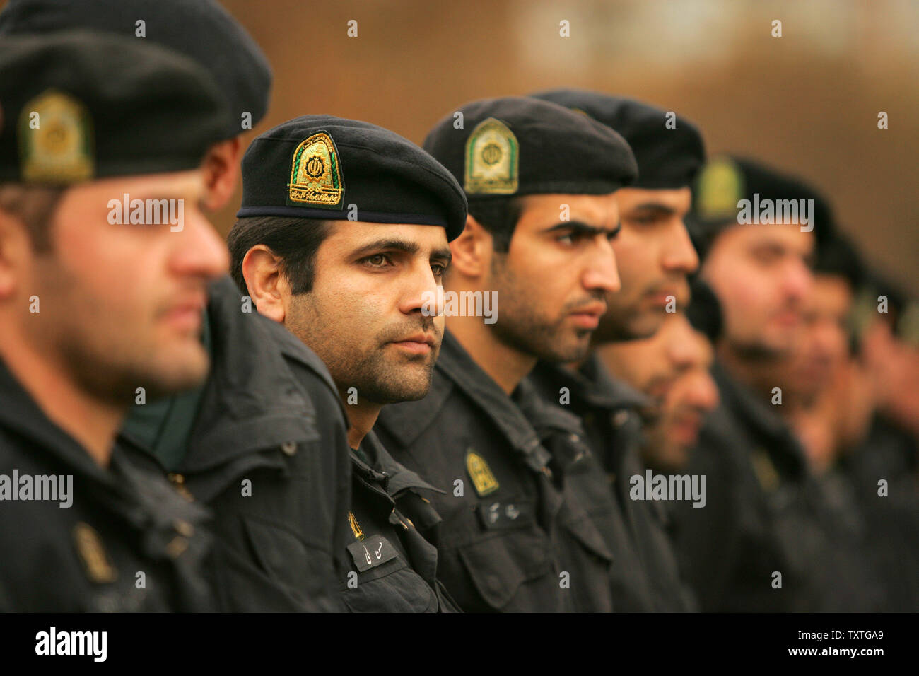 Línea de policías iraníes en Vanak square durante un desfile militar en Teherán, Irán, el 15 de noviembre de 2008. (UPI foto/Mohammad Kheirkhah) Foto de stock