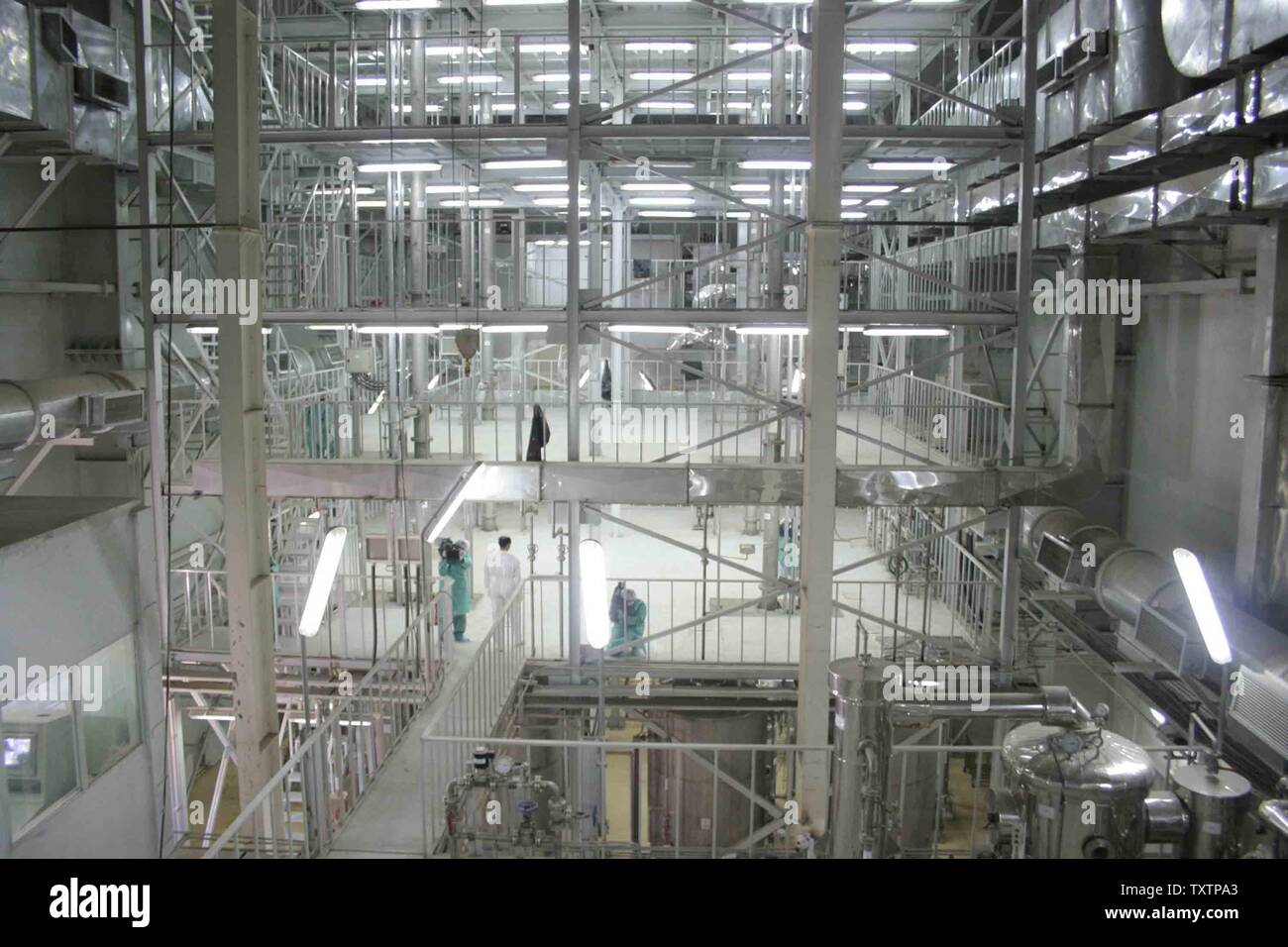 Marinero Penetrar pesadilla Los obreros trabajan en la instalación de conversión de uranio, en las  afueras de la ciudad de Isfahán, 410 kilómetros al sur de la capital,  Teherán, Irán, el 30 de marzo de