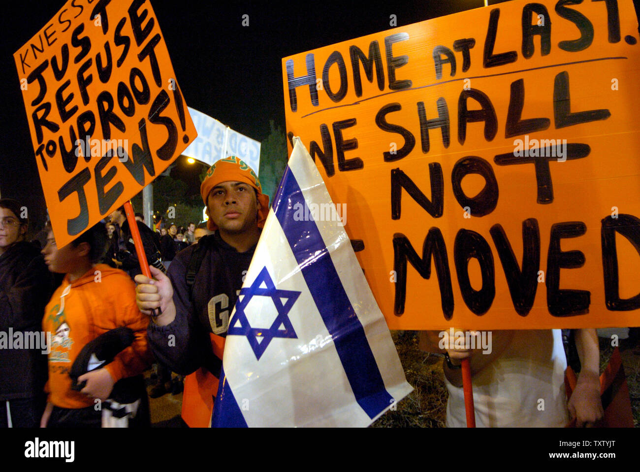 Colonos israelíes protestar contra el Primer Ministro Ariel Sharon plan de  retirada de la Ribera Occidental y la Faja de Gaza fuera de la Knesset, el  Parlamento israelí, en Jerusalén, el 30