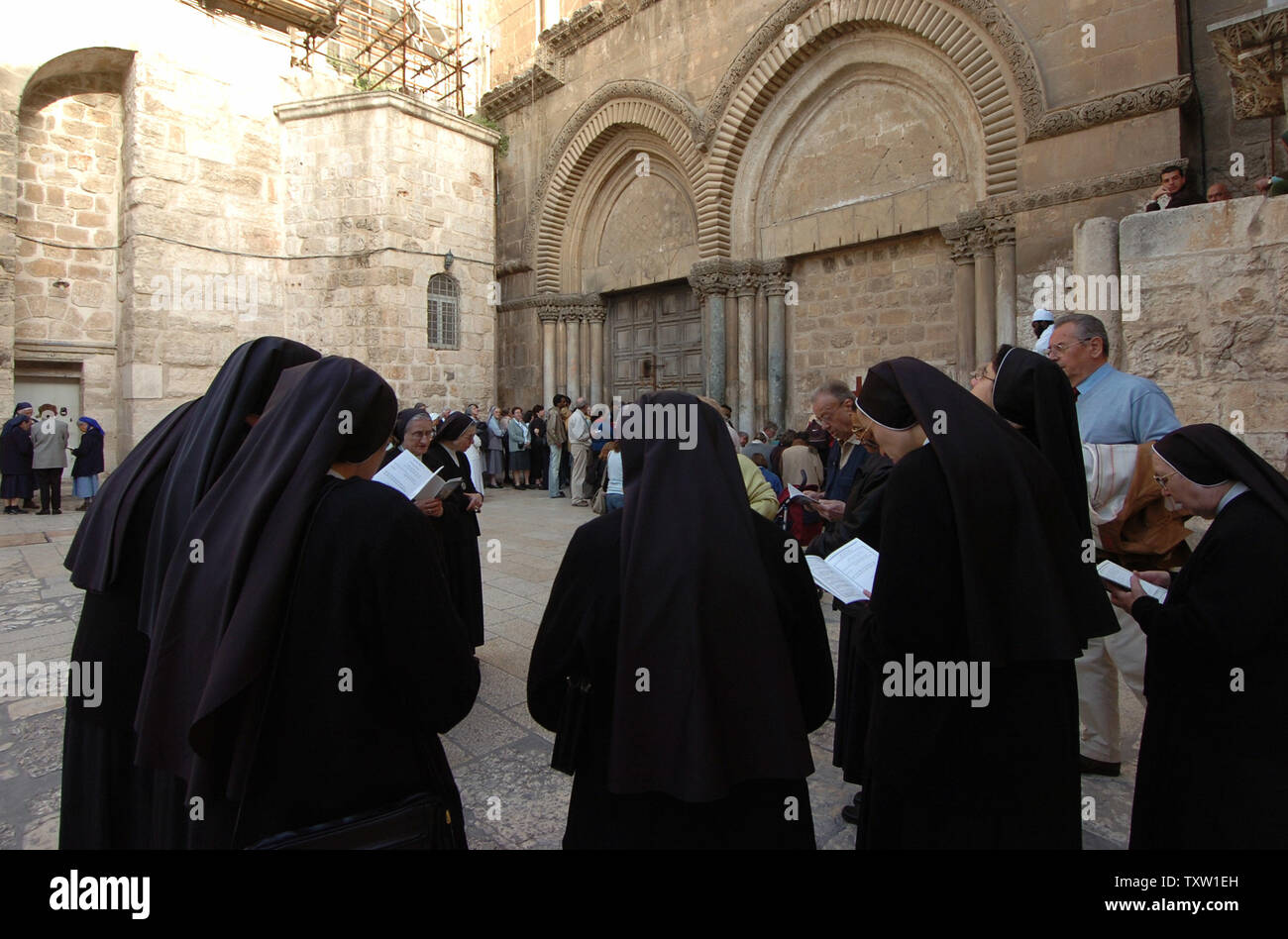 Las monjas rezan el Viernes Santo en frente de la Iglesia del Santo
