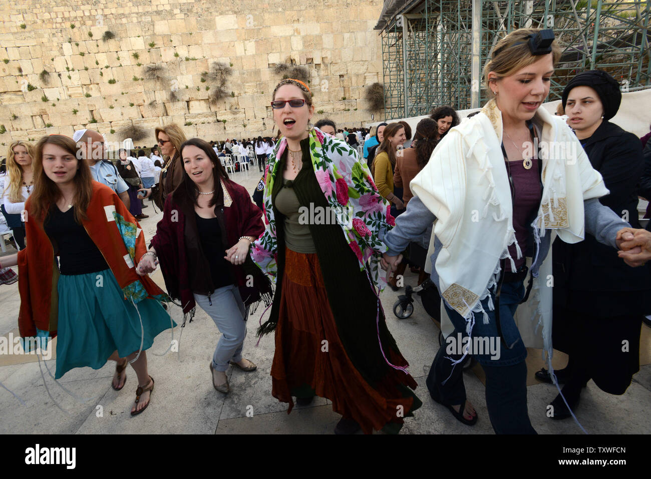 Las mujeres judías cantar y bailar en un servicio de oración de Rosh  Hodesh, que marca el comienzo del mes hebreo de Nisan, en el Muro de las  Lamentaciones en Jerusalén, Israel,