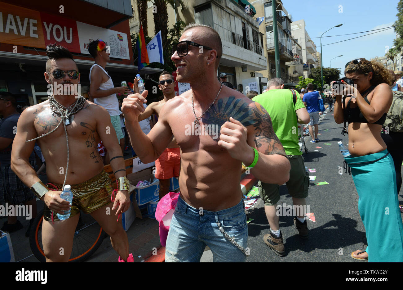 Bailando durante el orgullo fotografías e imágenes de alta resolución -  Página 2 - Alamy
