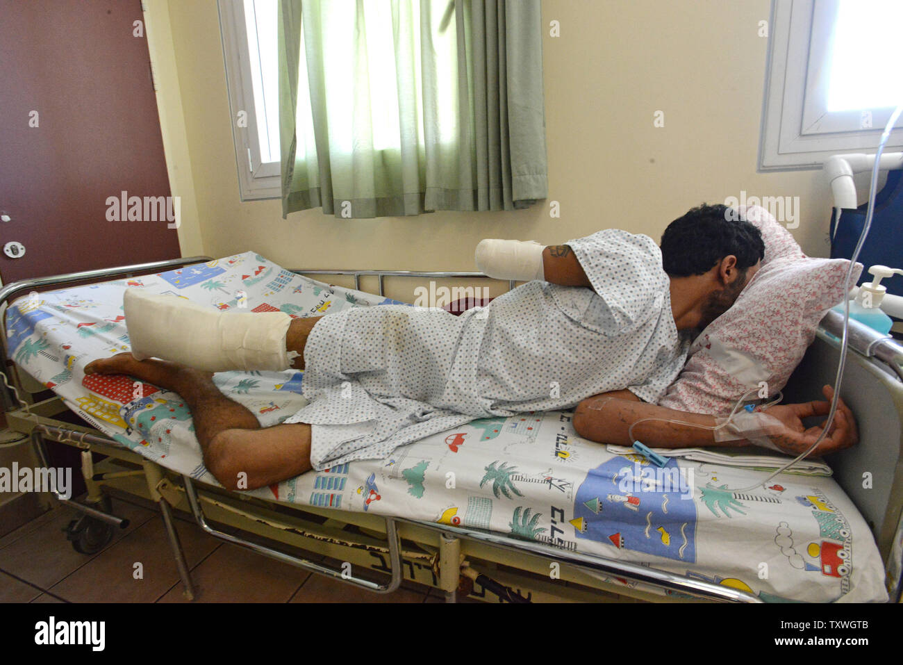 Un doble amputado hombre sirio herido en la continua violencia en Siria,  oculta su rostro de la cámara, en el servicio de ortopedia del Centro Médico  de la Galilea occidental israelí en