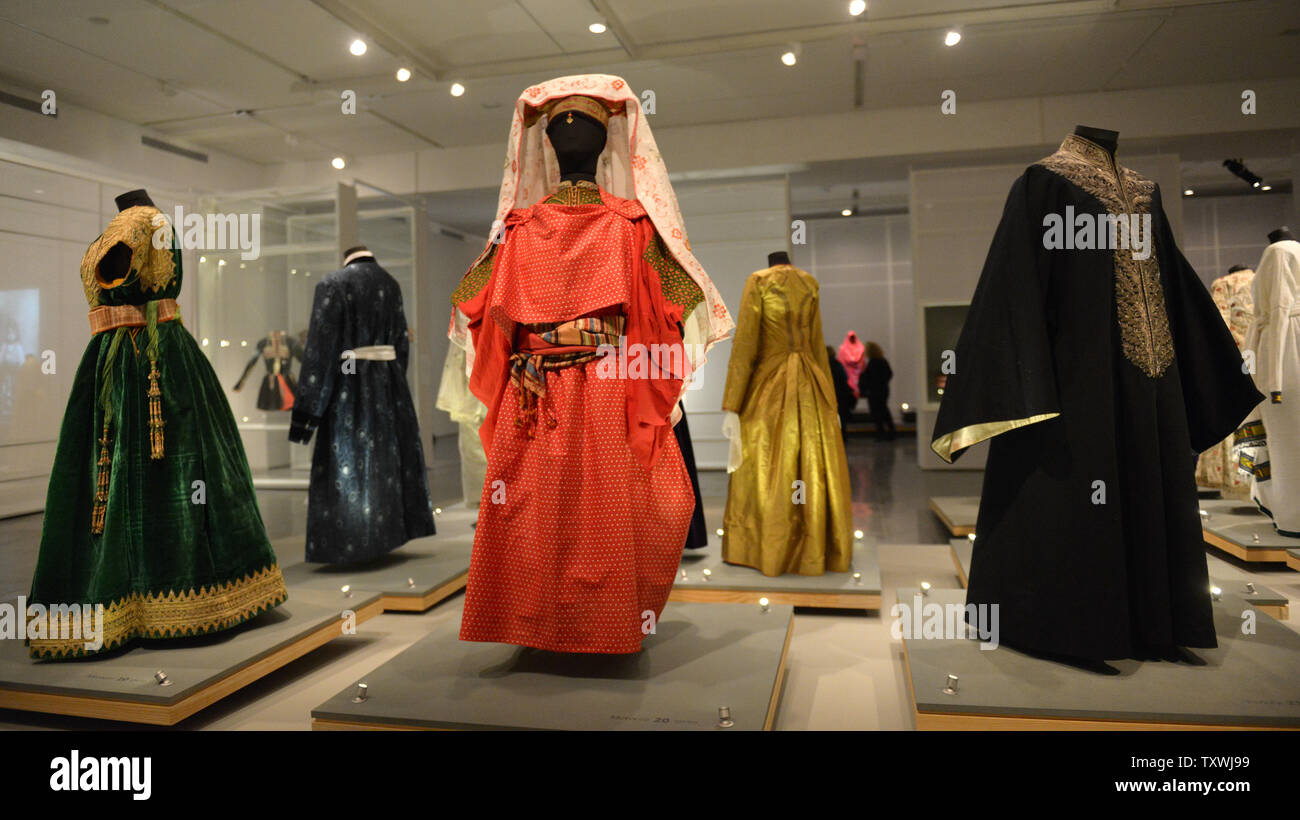 Una mujer judía vestido rojo de Marruecos es visto en la exposición 'DRESS CODES - revelando el vestuario judío Una mujer judía vestido rojo de Marruecos es visto en la exposición 'DRESS CODES - revelando el vestuario judío