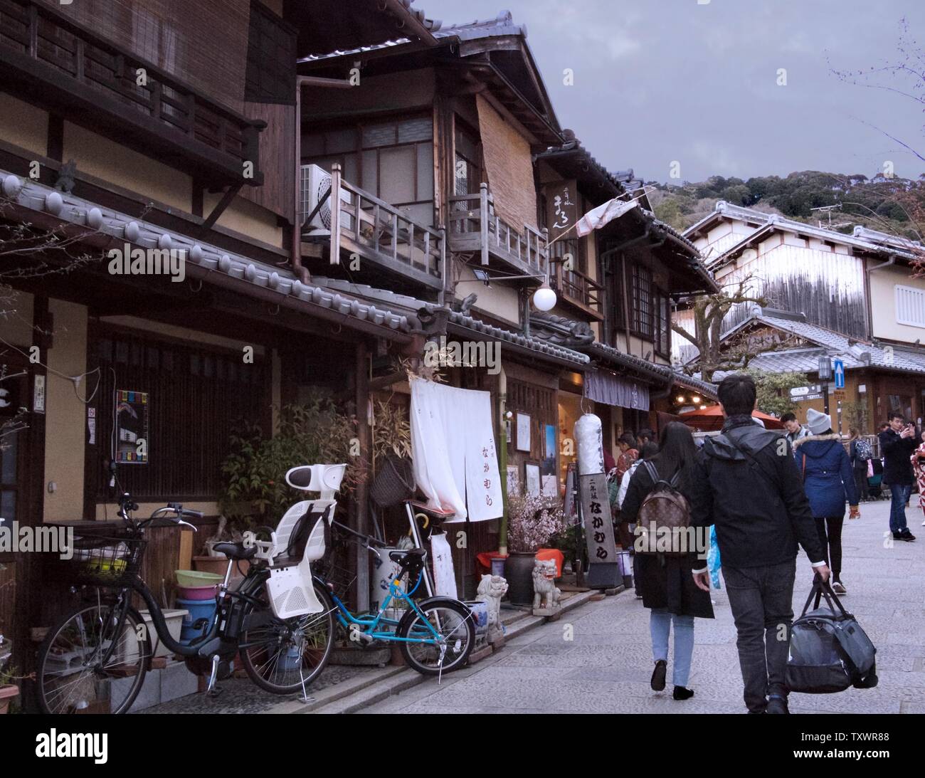 Arquitectura histórica en el casco antiguo de la ciudad de Kioto, Distrito Higashiyama. Foto de stock