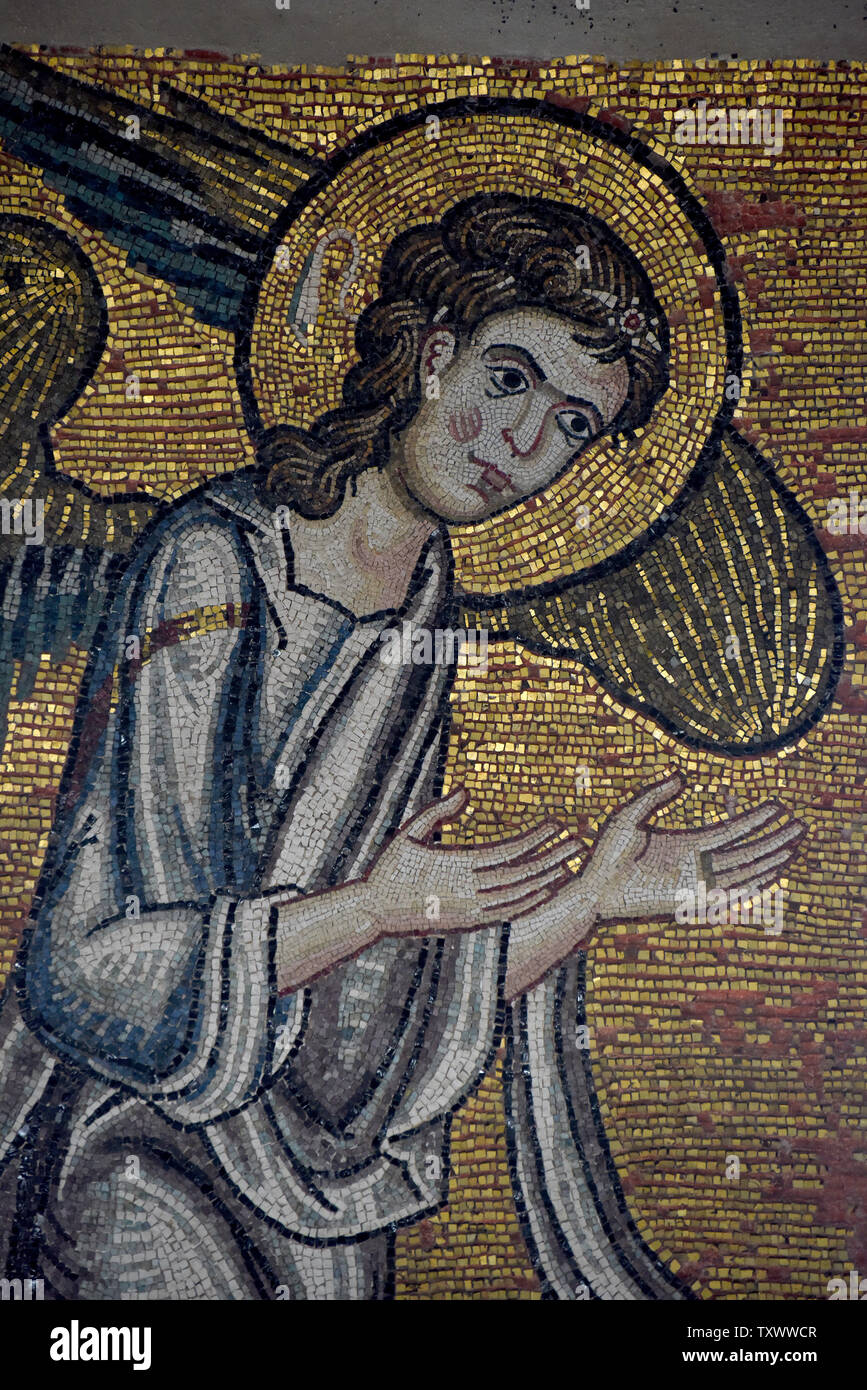 Un mosaico restaurado recientemente angel es visto en la Iglesia de la  Natividad, donde los cristianos creen que Jesucristo nació en Belén,  Cisjordania, 15 de diciembre de 2016. El Comité presidencial palestino