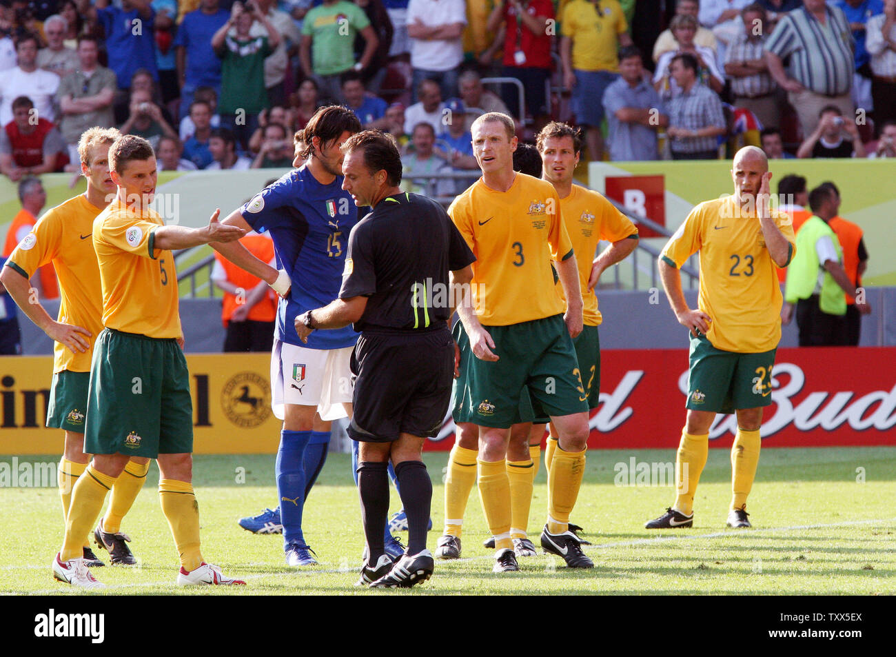 el-equipo-de-australia-sostiene-con-el-arbitro-espanol-luis-medina-cantalejo-en-negro-despues-de-medina-pidio-una-pena-de-ultimo-minuto-contra-lucas-neill-y-una-patada-para-italia-en-la-copa-mundial-de-futbol-en-kaiserslautern-alemania-el-26-de-junio-de-2006-italia-elimino-australia-desde-la-copa-mundial-1-0-haciendo-la-patada-upi-foto-arthur-thill-txx5ex.jpg