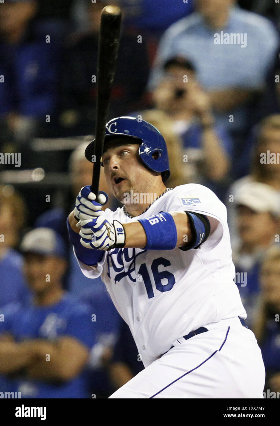 Kansas City Royals DH Billy Butler individuales en el compañero Lorenzo Cain contra los Gigantes de San Francisco durante el primer inning del juego 2 de la Serie Mundial de Béisbol en el estadio Kaufman en Kansas City, Missouri, el 22 de octubre de 2014. San Francisco lidera la serie 1-0 sobre Kansas City. UPI/Jeff Moffett Foto de stock