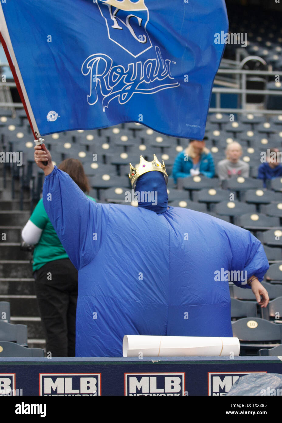 Un ventilador de la Realeza en un traje inflable olas un pabellón antes del juego 2 de la Serie Divisional de la Liga Americana contra los Astros de Houston a Kauffman Stadium de Kansas City, Missouri, el 9 de octubre de 2015. Foto de Jeff Moffett/UPI Foto de stock