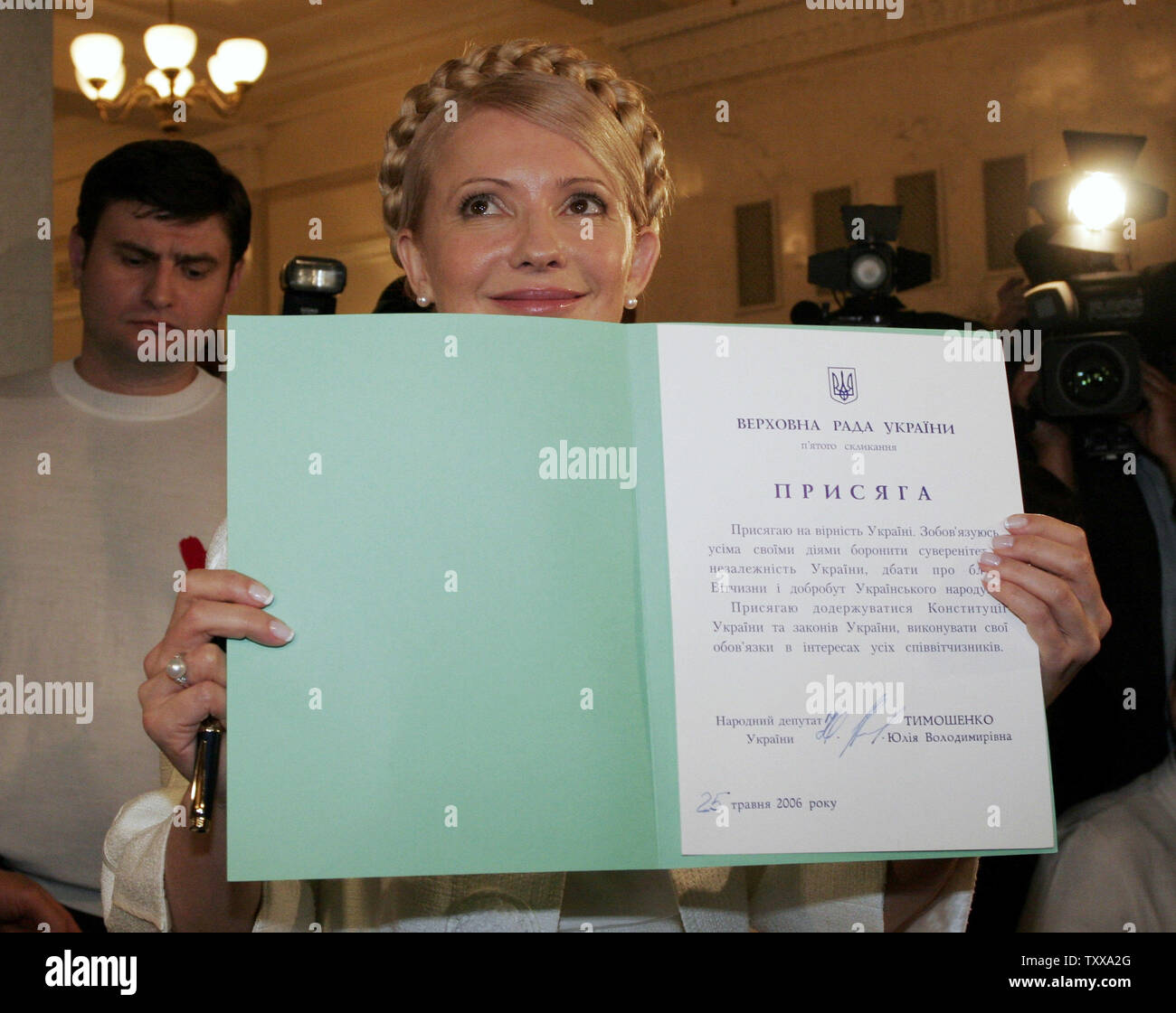 El ex Primer Ministro de Ucrania Yulia Tymoshenko muestra a los reporteros firmado un juramento parlamentario en la primera sesión del parlamento en Kiev el 25 de mayo de 2006. Orientado a las partes occidentales de Ucrania prometen hacer un consejo de acuerdo dentro de dos semanas. (UPI foto/Sergey Starostenko) Foto de stock