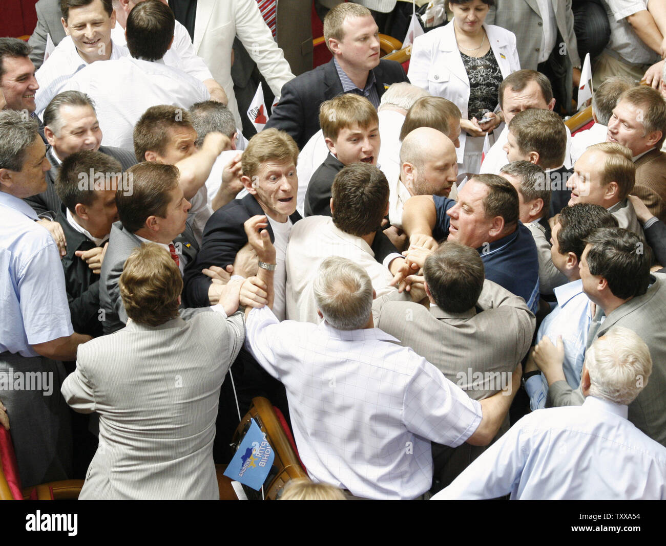 Los legisladores lucha en el Parlamento ucraniano en Kiev el 11 de julio de 2006. Hoy, la coalición de oposición pidieron al presidente ucraniano Viktor Yushchenko a nominar a su ex rival presidencial Viktor Yanukovych como el próximo primer ministro, lo que provocó una pelea entre los legisladores. (UPI foto/Sergey Starostenko) Foto de stock