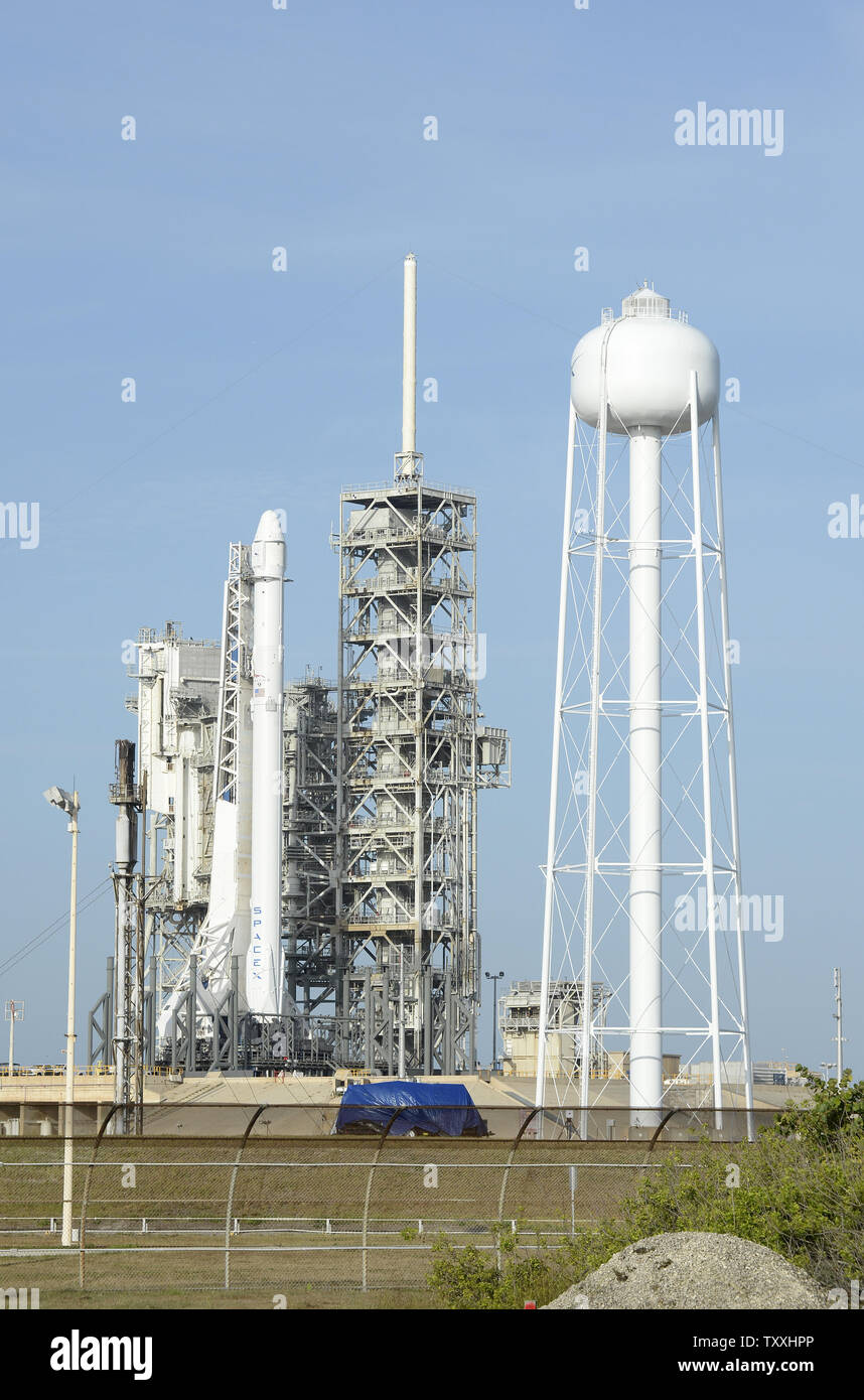 Un cohete SpaceX Falcon 9 está listo para lanzar un dragón nave espacial a la Estación Espacial Internacional de la NASA desde el Centro Espacial Kennedy, Florida, el 1 de junio de 2017. La misión, designada como 11 CRS, es transportar casi 3 toneladas de suministros y experimentos a la tripulación a bordo de la Estación Espacial Internacional. Foto por Joe Marino-Bill Cantrell/UPI Foto de stock