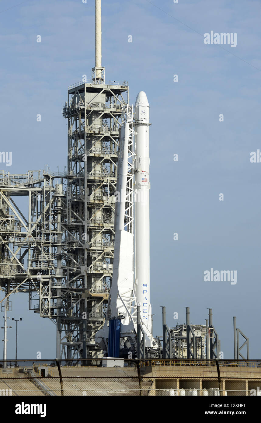 Un cohete SpaceX Falcon 9 está listo para lanzar un dragón nave espacial a la Estación Espacial Internacional de la NASA desde el Centro Espacial Kennedy, Florida, el 1 de junio de 2017. La misión, designada como 11 CRS, es transportar casi 3 toneladas de suministros y experimentos a la tripulación a bordo de la Estación Espacial Internacional. Foto por Joe Marino-Bill Cantrell/UPI Foto de stock