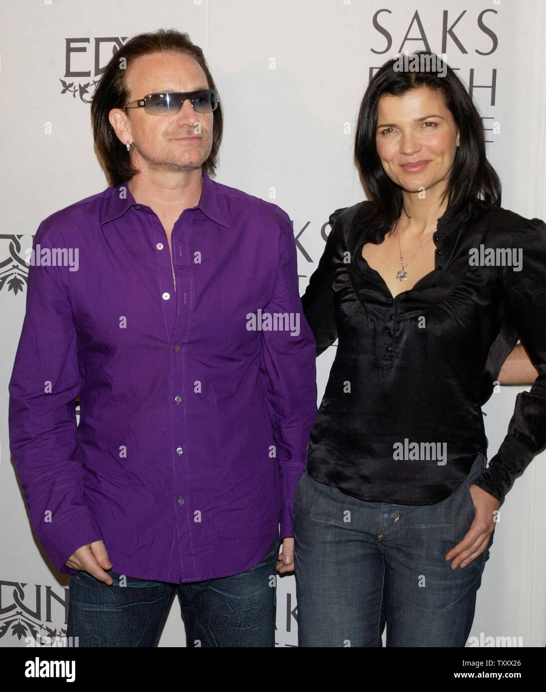 Bono (L), el cantante de la banda de rock U2 y su mujer Ali Hewson plantean  al llegar para el lanzamiento de nuevos 