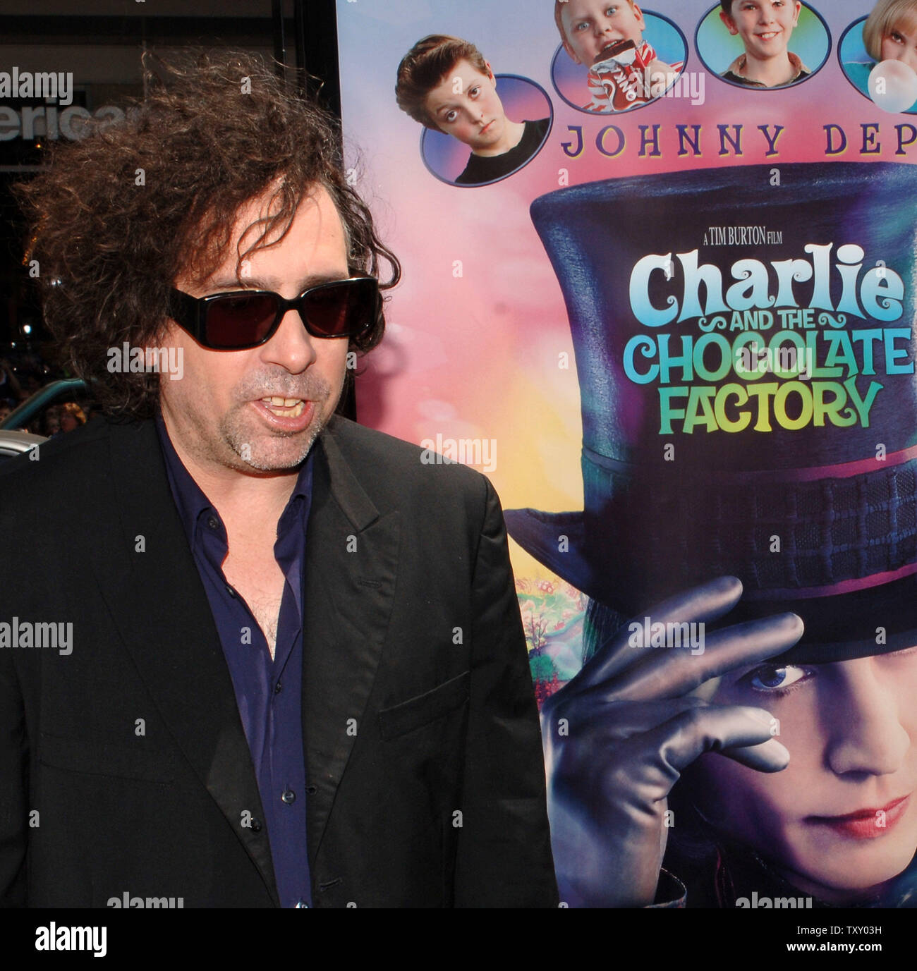 Tomar un riesgo Pigmento mucho Tim Burton, el director de la Motion Picture 'Charlie y la Fábrica de  Chocolate' llega para el estreno de la película en el Grauman's Chinese  Theater de Hollywood en la sección de