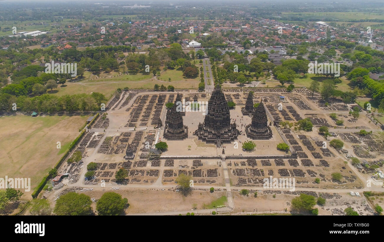 Vista aérea del templo hindú de Prambanan Candi en Indonesia de Yogyakarta, en Java. Rara Jonggrang complejo de templos hindúes. Edificio religioso tall y señaló la arquitectura monumental arquitectura antigua, paredes de piedra talladas. Foto de stock
