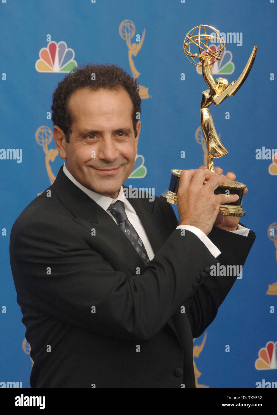 Tony Shalhoub celebra su premio Emmy por Mejor actor en una serie de comedia para 'Monk' en la 58ª anual de Primetime Emmy Awards en el Shrine Auditorium de Los Ángeles, California el 27 de agosto de 2006. (UPI Photo/Jim Ruymen) Foto de stock