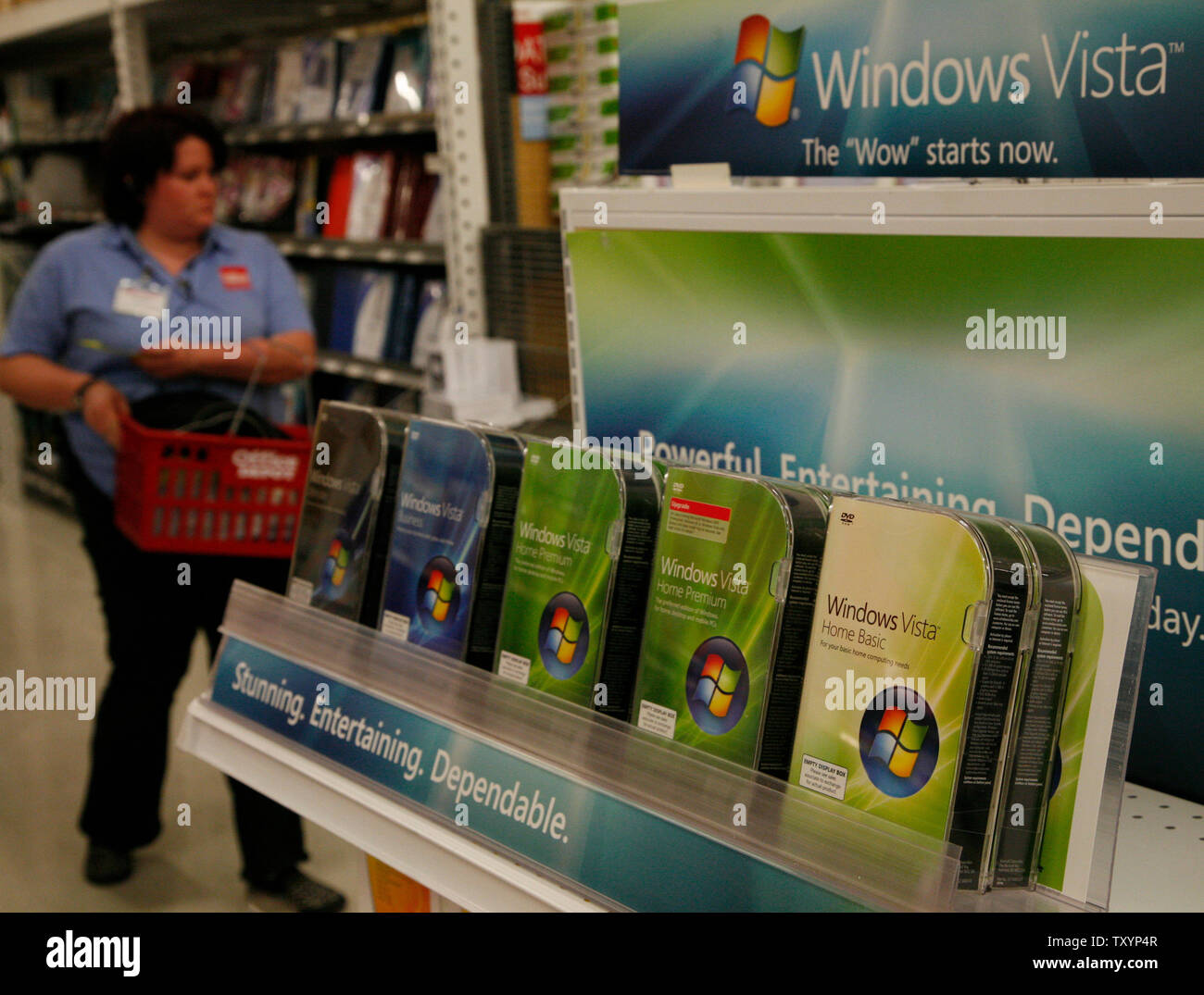 Un cliente pasa la pantalla Microsoft Vista como el nuevo software llega a  la tienda de Office Depot en Beverly Hills, California, el 30 de enero de  2007. Vista de Microsoft, el