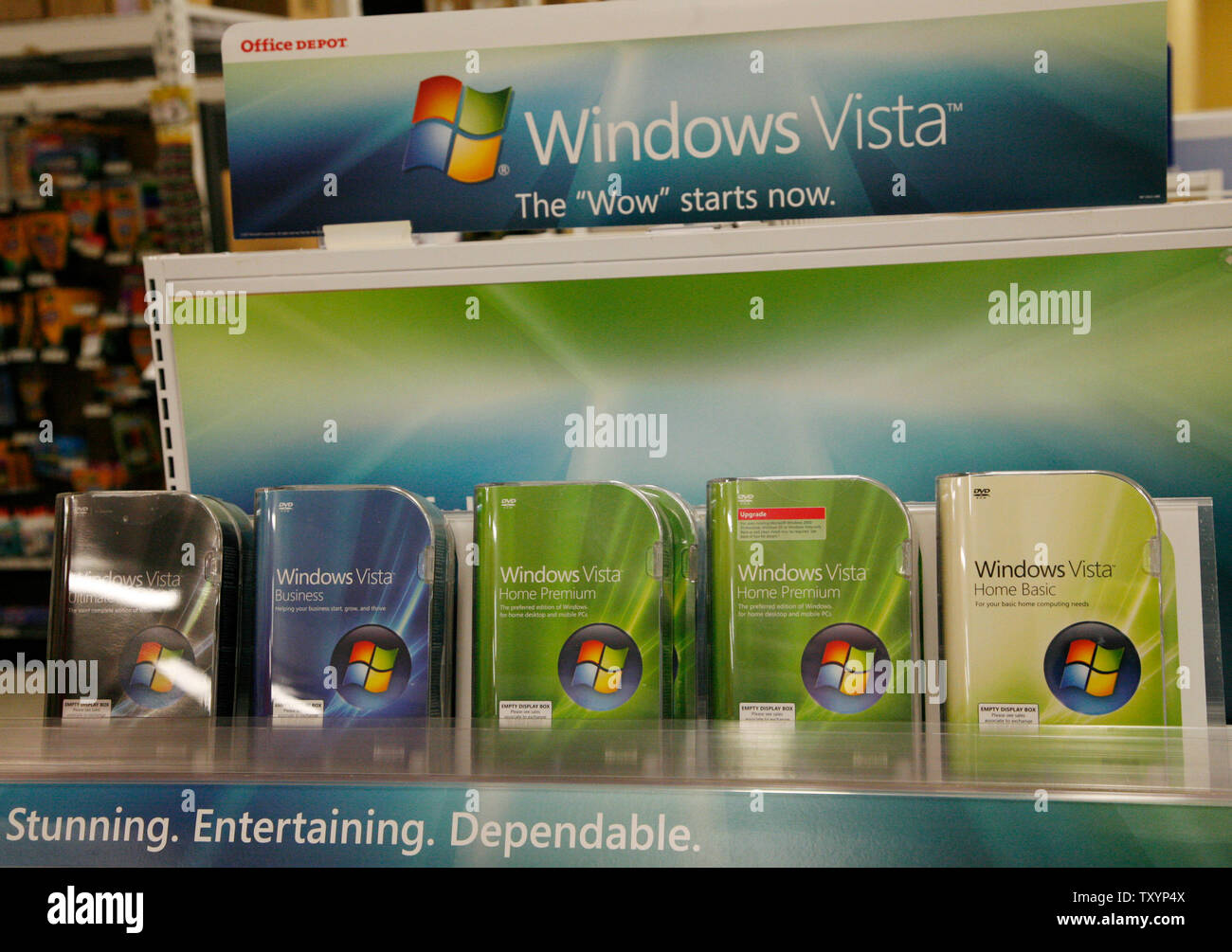 Microsoft Vista está en la pantalla como el nuevo software llega a la  tienda de Office Depot en Beverly Hills, California, el 30 de enero de  2007. Vista de Microsoft, el tan