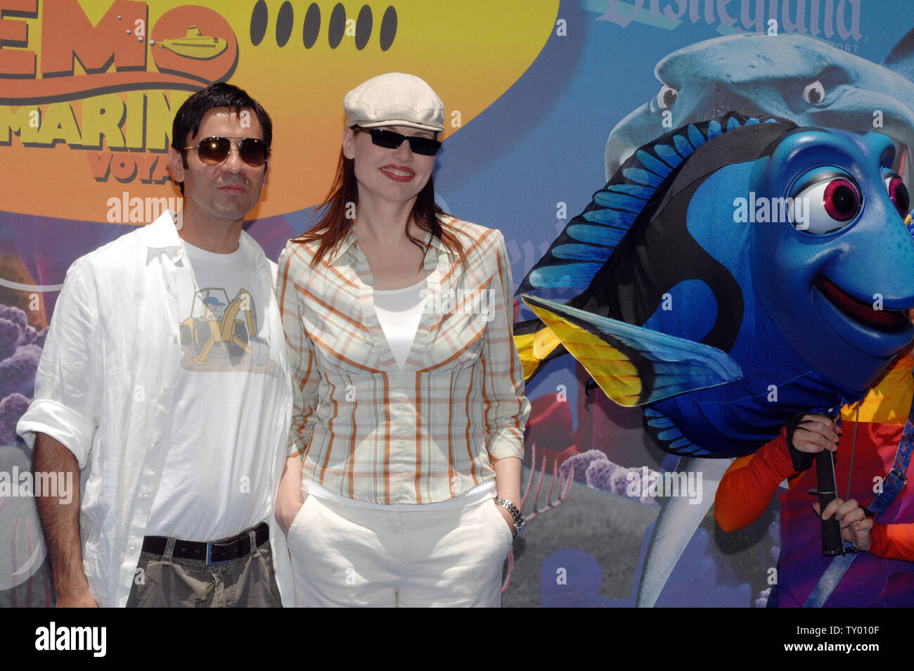 La actriz Geena Davis (R) y su esposo Dr. Reza Harlin llegan para la